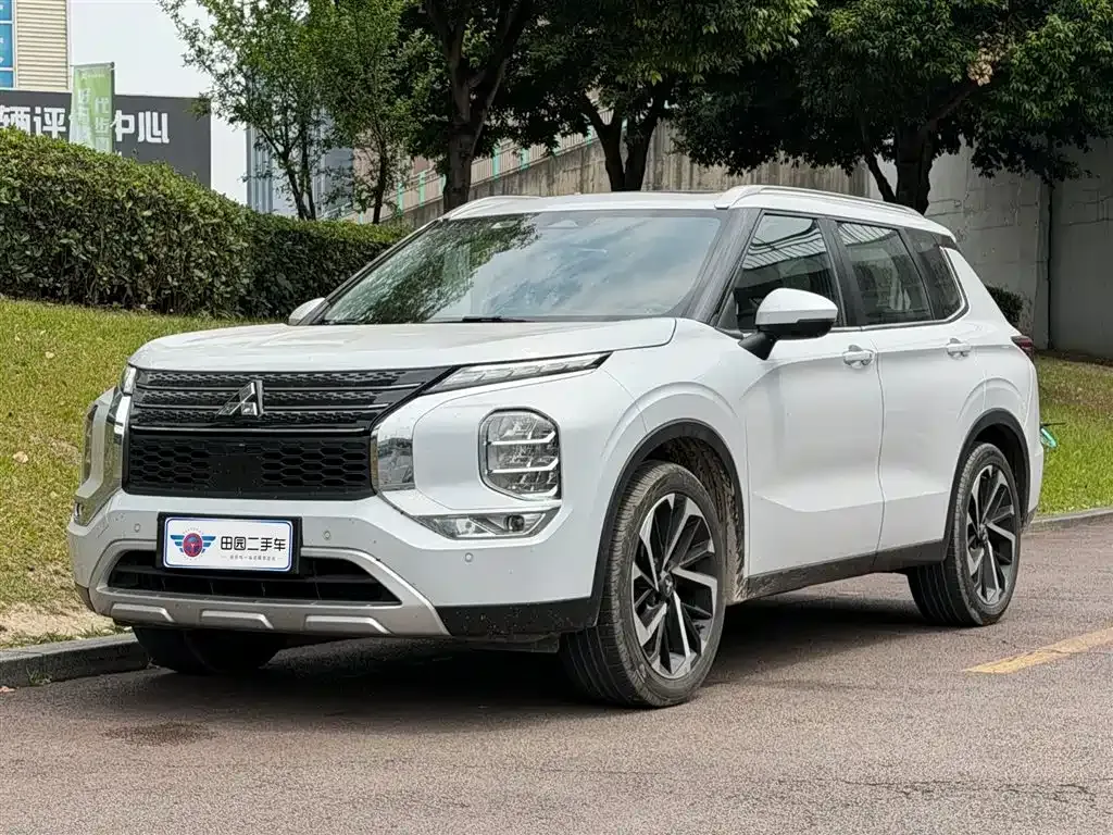 Mitsubishi Outlander — фото 1