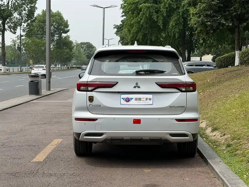 Mitsubishi Outlander — фото 10