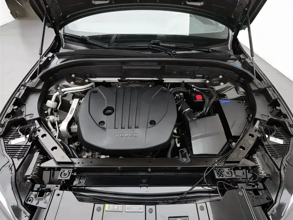 Volvo XC60 — фото 10
