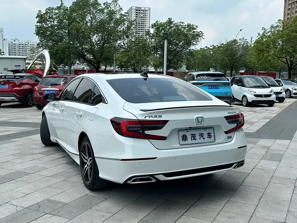 Honda Accord — фото 10