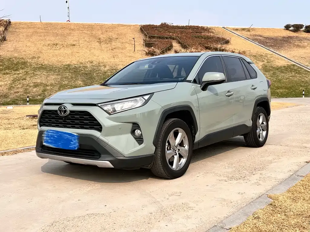 Toyota RAV4 — фото 1