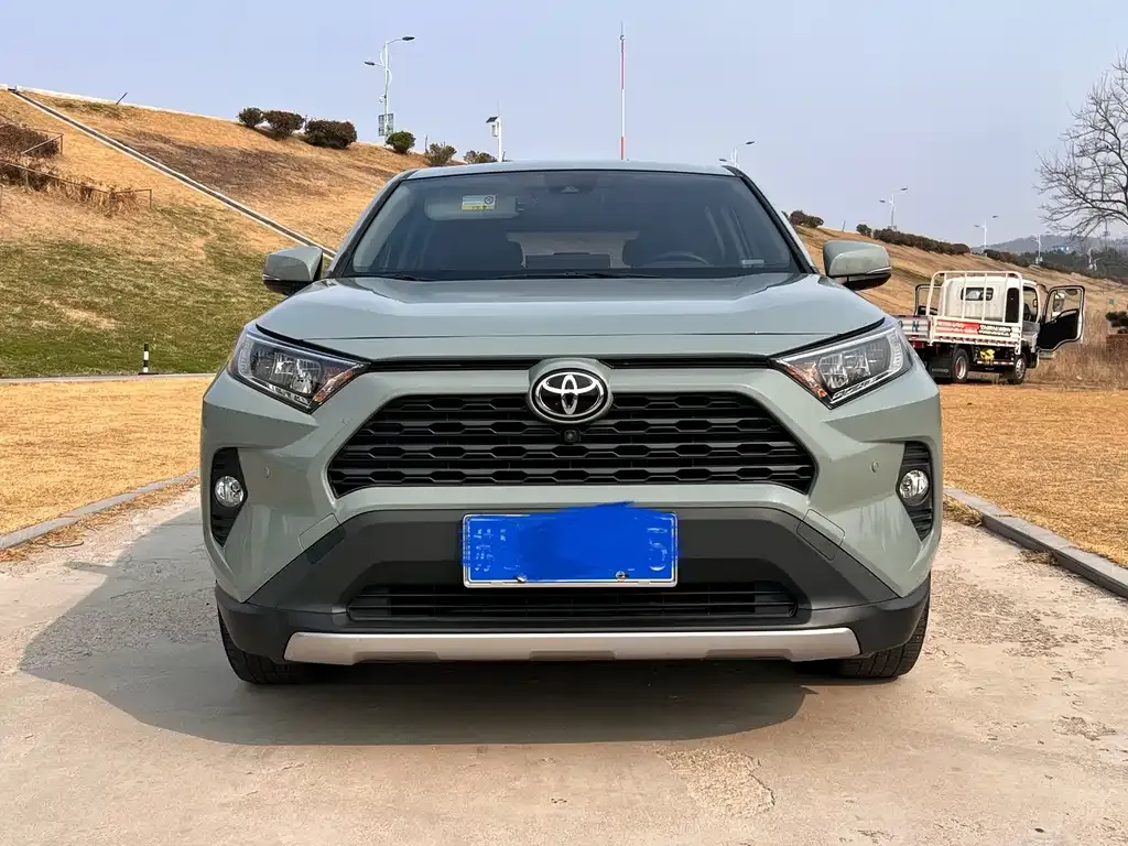 Toyota RAV4 — фото 5