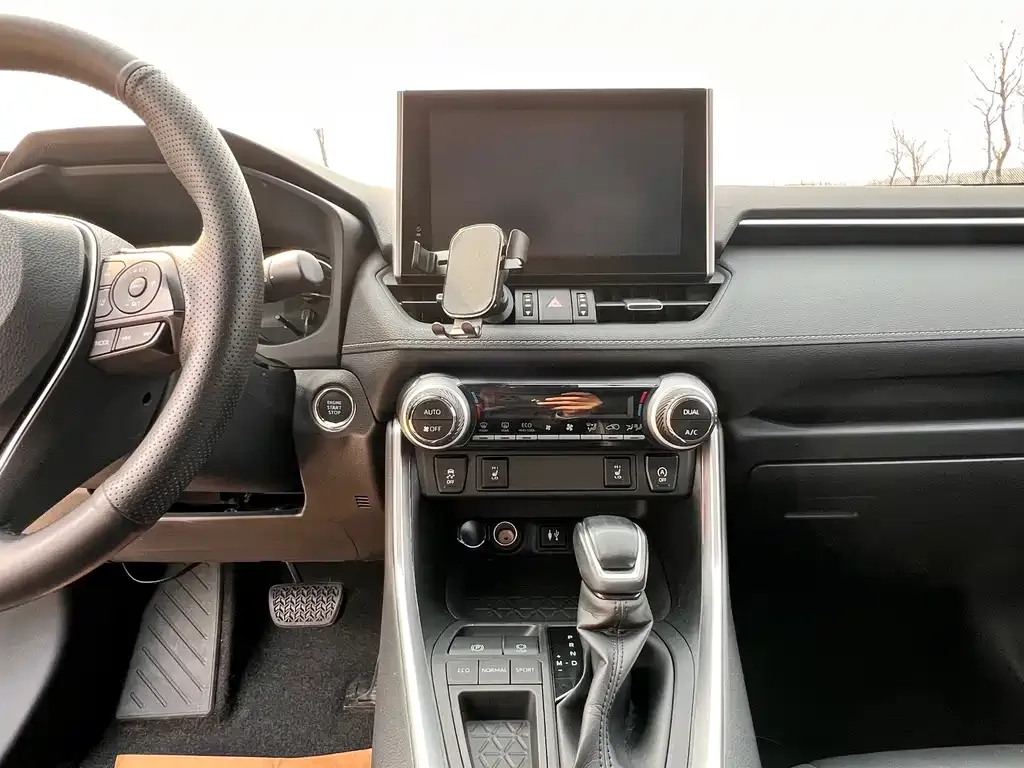 Toyota RAV4 — фото 2