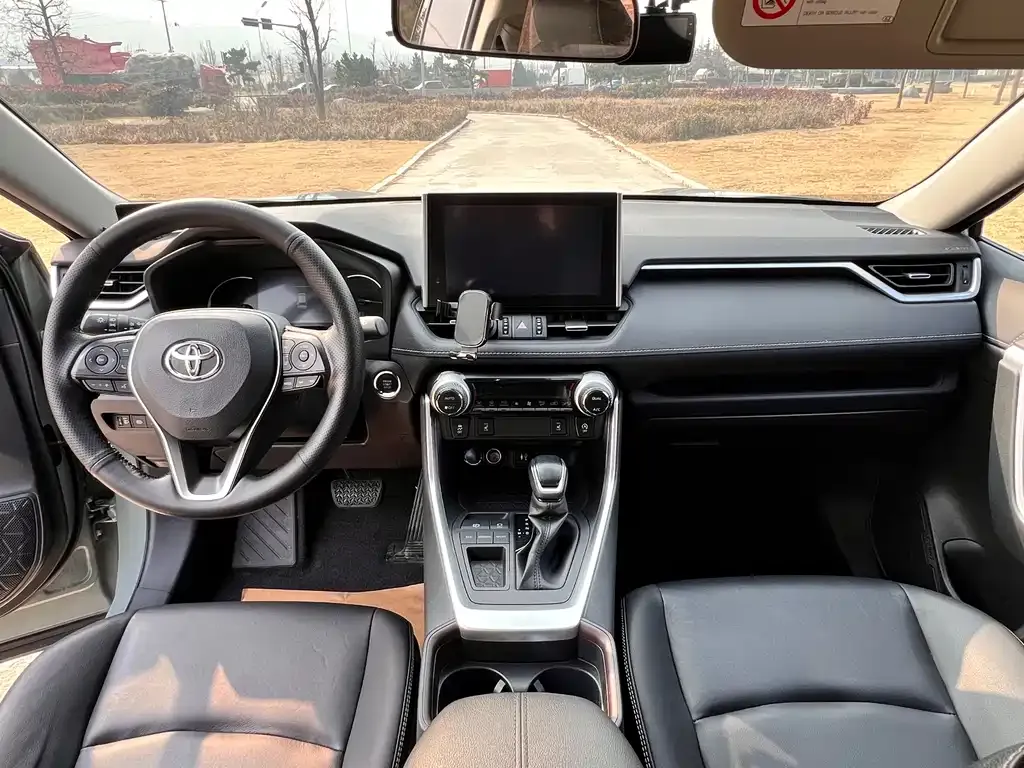 Toyota RAV4 — фото 7