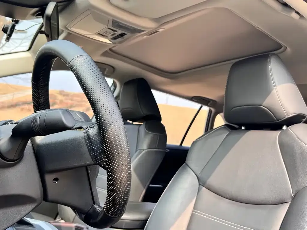 Toyota RAV4 — фото 8
