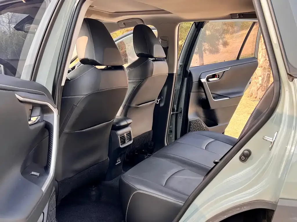 Toyota RAV4 — фото 9