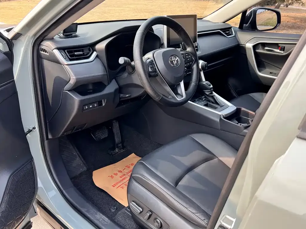 Toyota RAV4 — фото 10