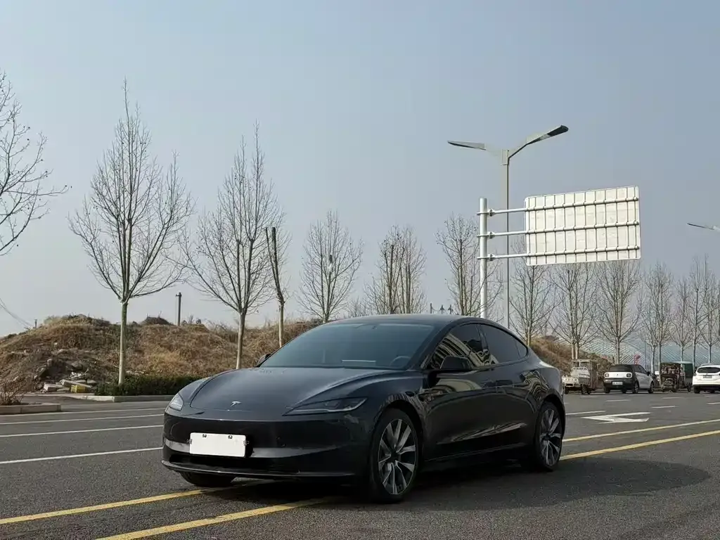 Tesla Model 3 — фото 1