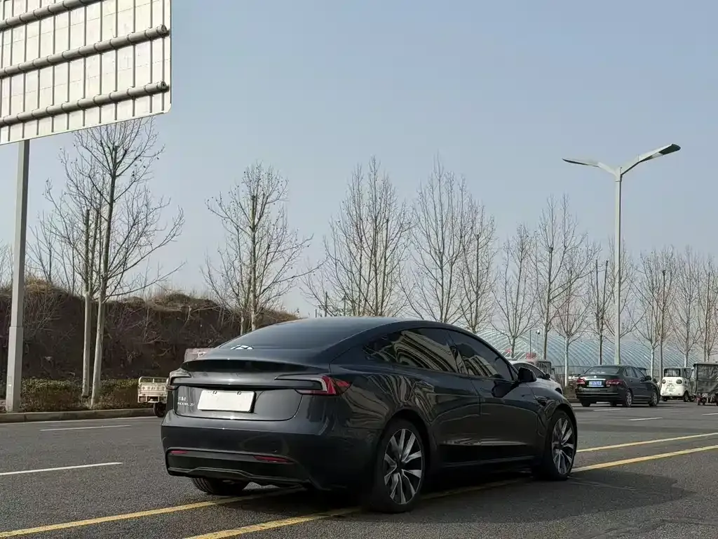 Tesla Model 3 — фото 4