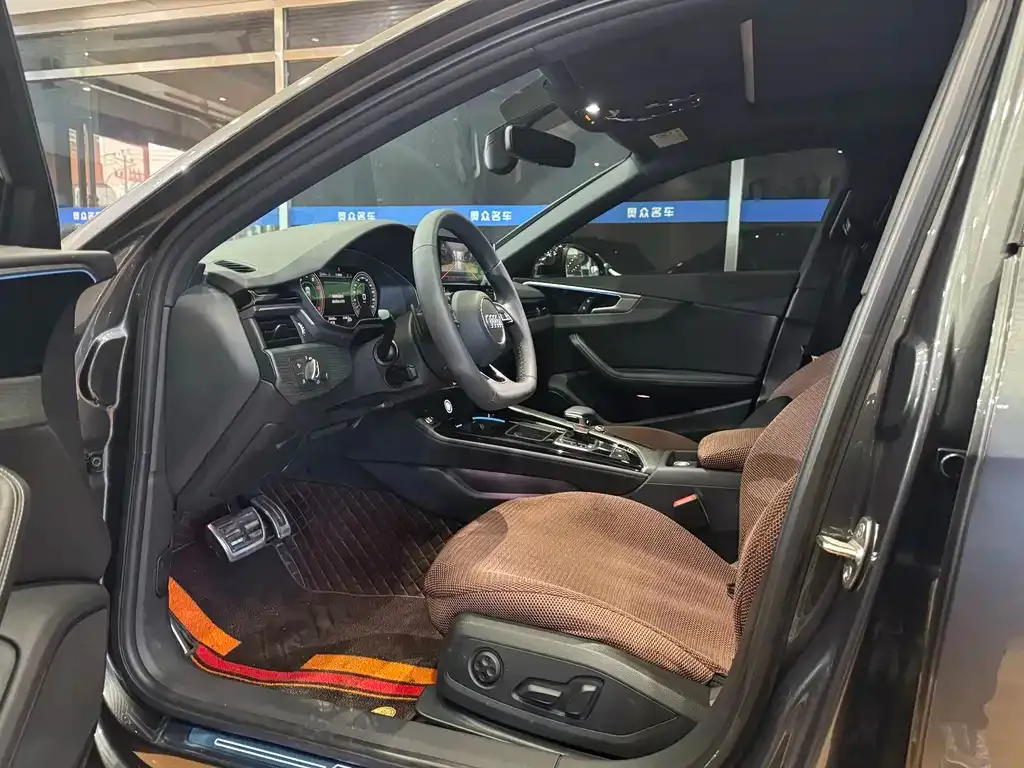 Audi A4L 2023 из CN, фото 6