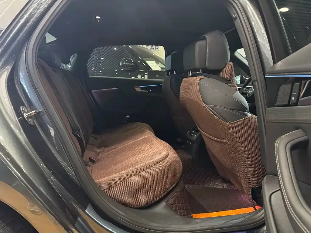 Audi A4L 2023 из CN, фото 3