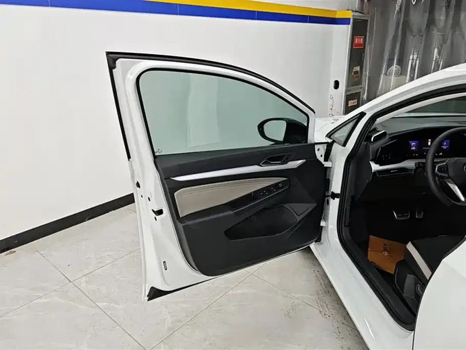 Volkswagen Golf 2024 из CN, фото 2