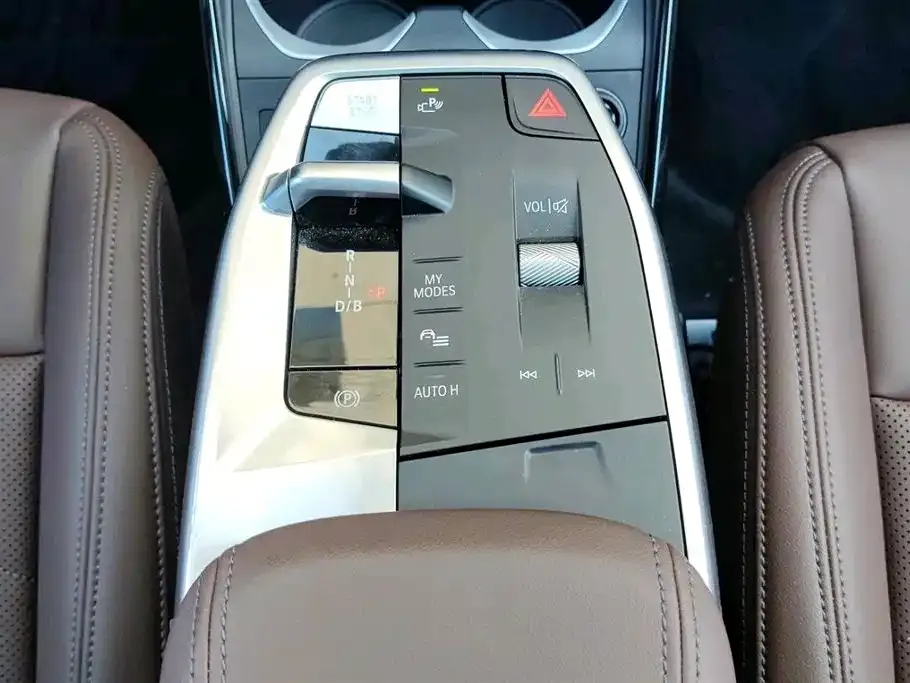BMW iX1 2025 из CN, фото 2