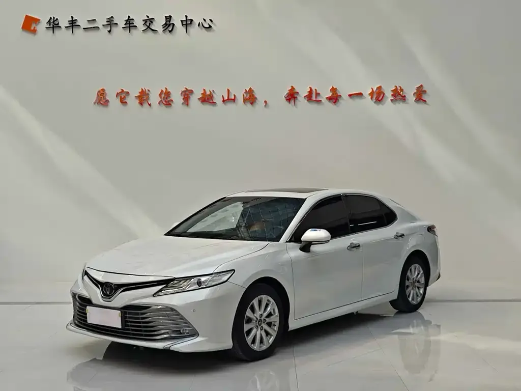 Toyota Camry — фото 1