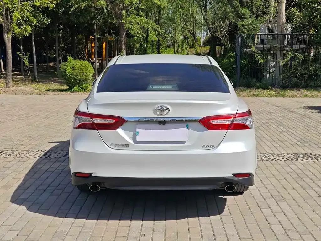Toyota Camry — фото 2