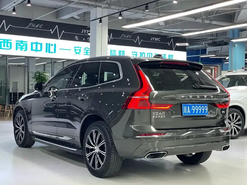 Volvo XC60 — фото 5