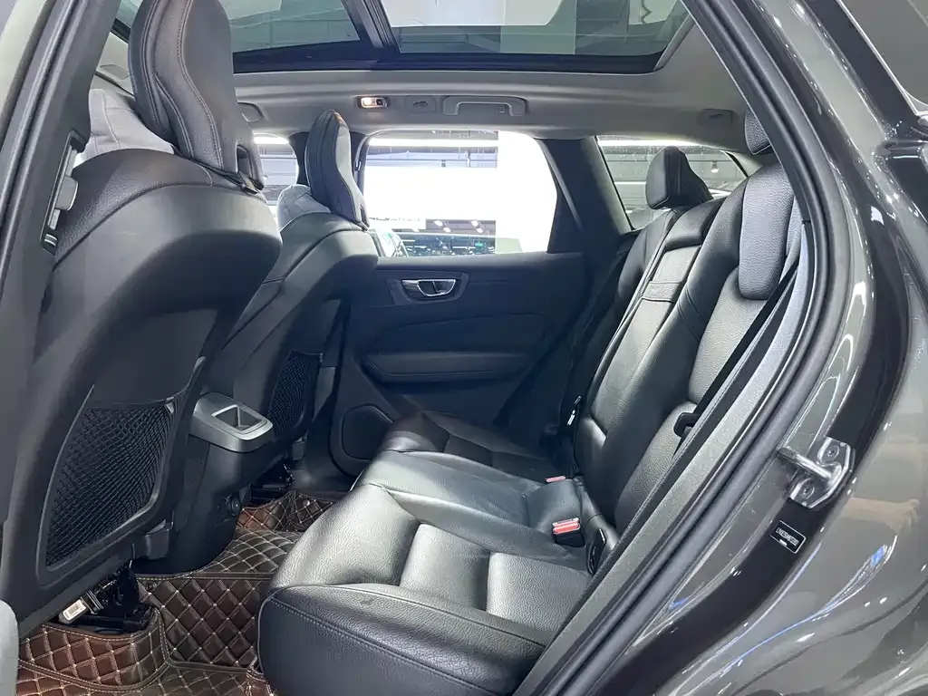 Volvo XC60 — фото 10