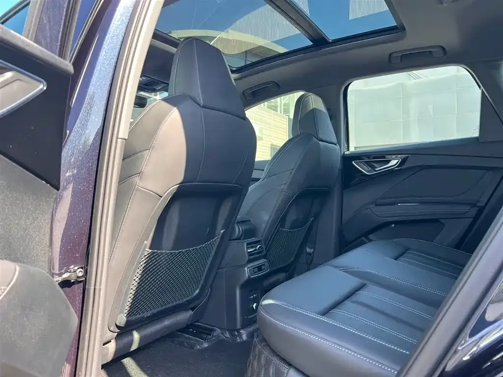 Audi Q4 e-tron — фото 10