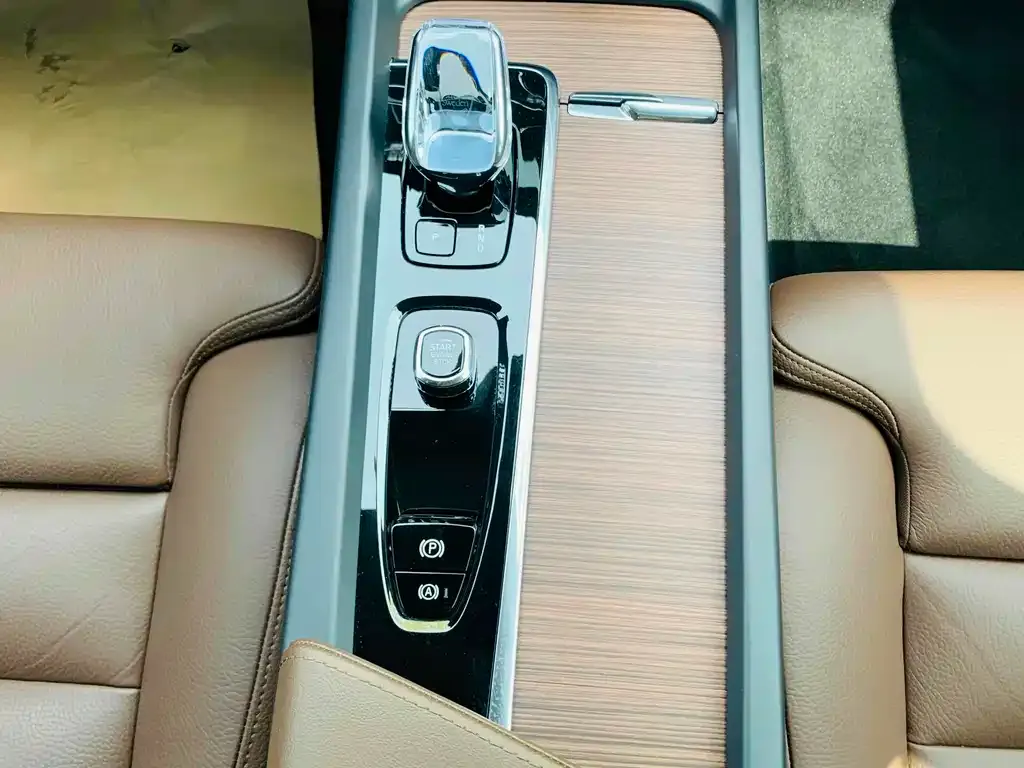 Volvo XC60 PHEV 2024 из CN, фото 8