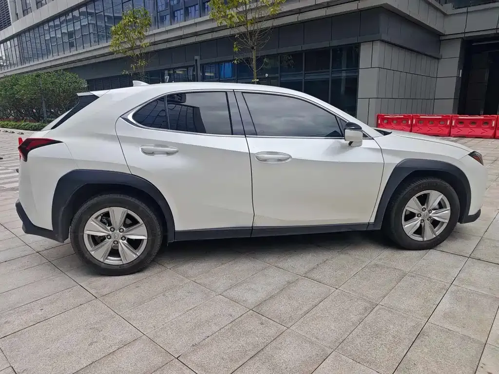 Lexus UX — фото 3