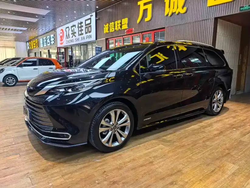Toyota Sienna — фото 1
