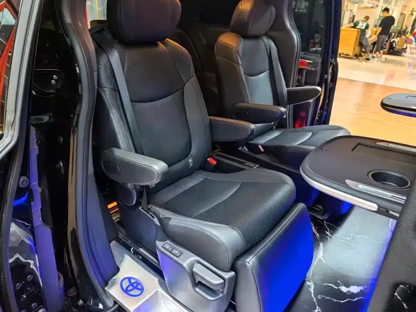 Toyota Sienna — фото 2