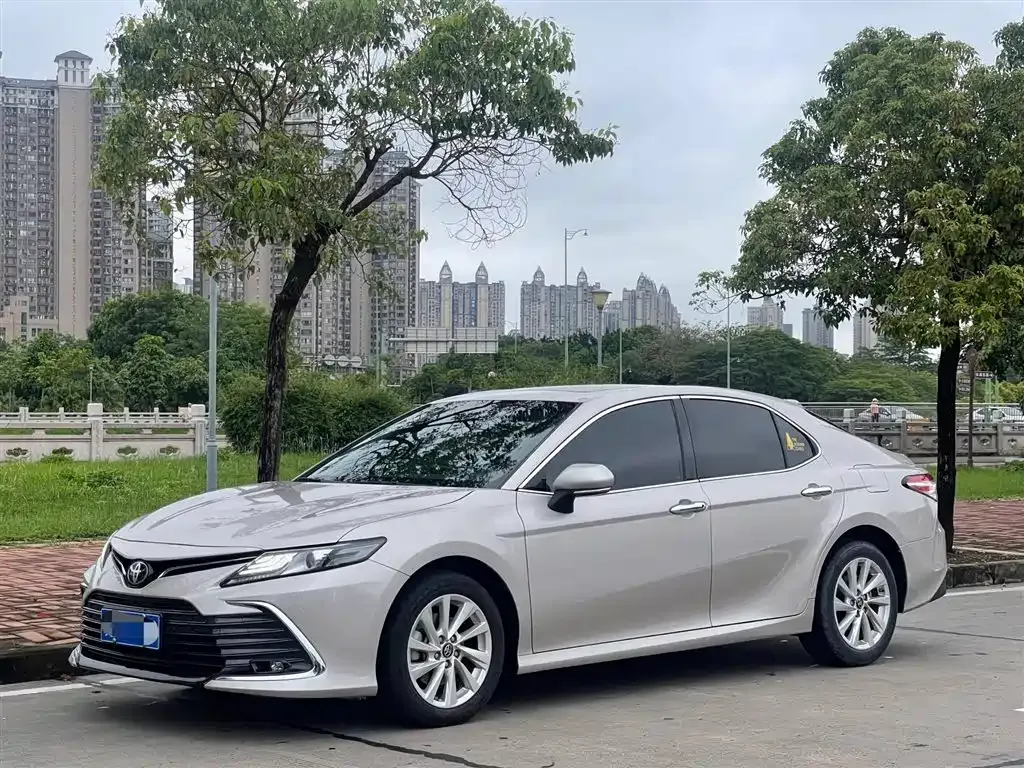 Toyota Camry — фото 1