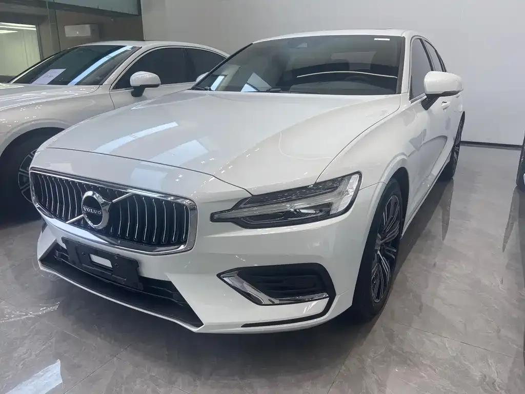 Volvo S60 — фото 1