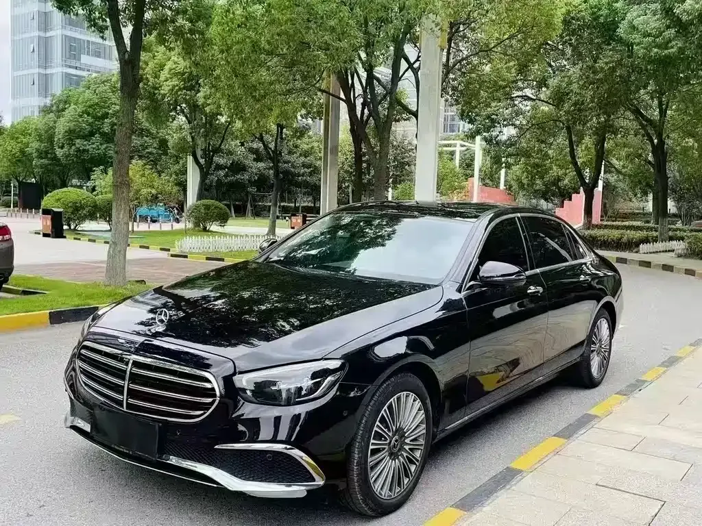 Mercedes-Benz E-Class — фото 1