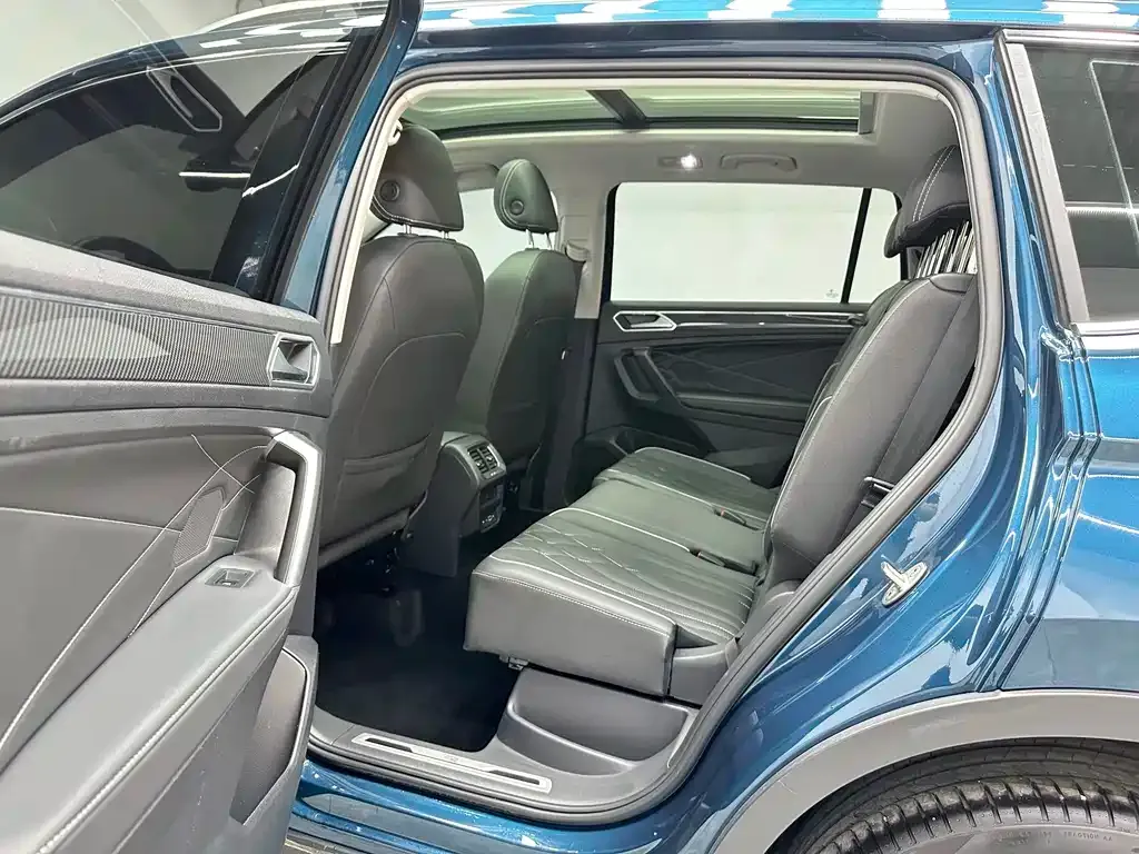 Volkswagen Tiguan L — фото 10