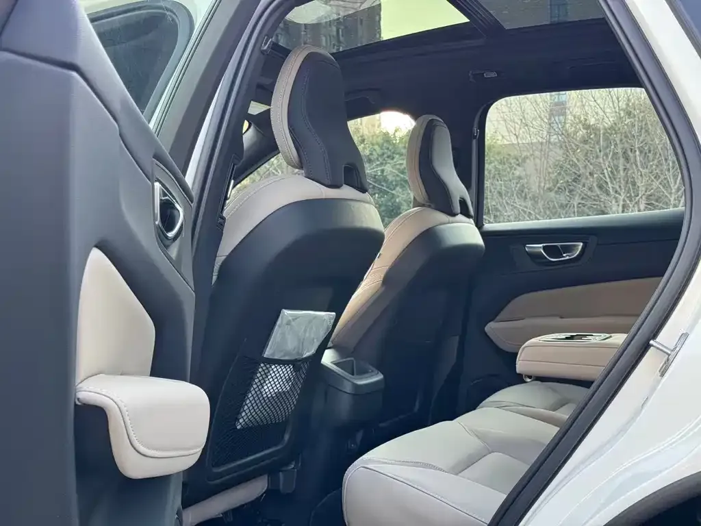 Volvo XC60 — фото 9