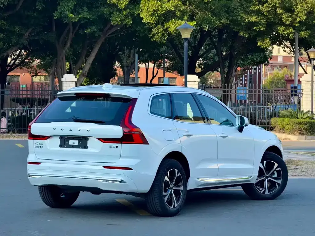 Volvo XC60 — фото 8