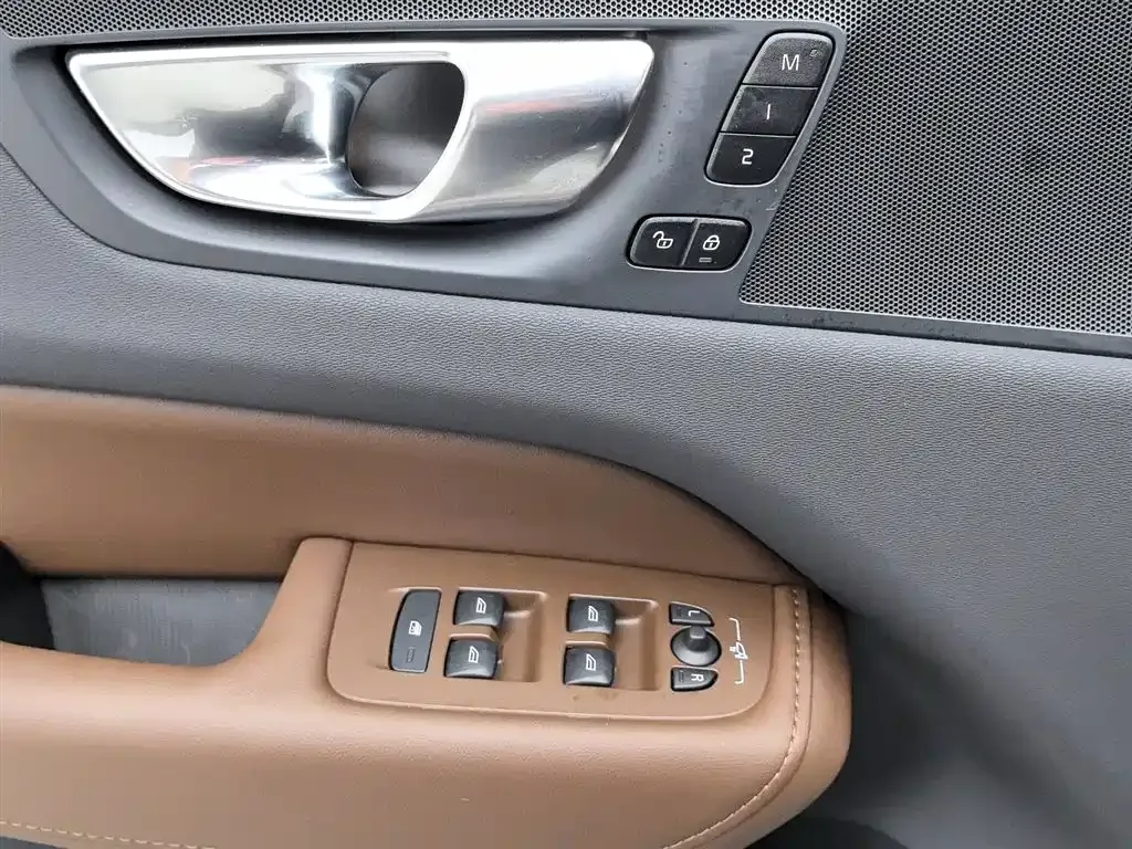 Volvo XC60 — фото 9