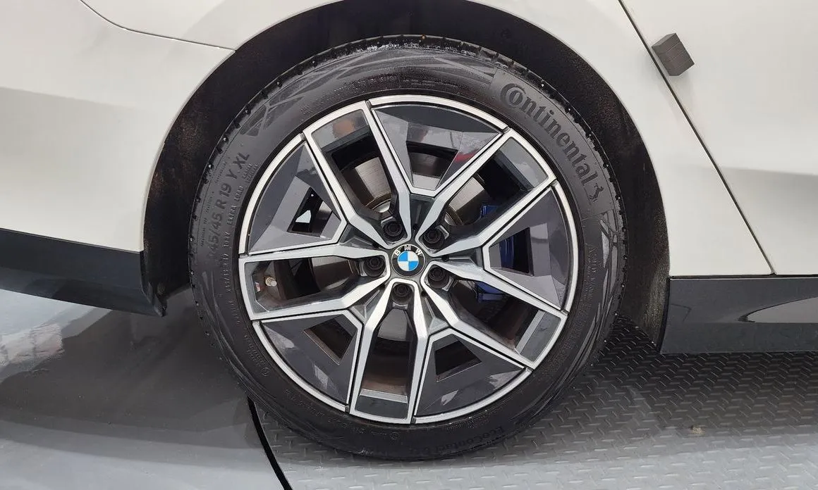 BMW 5-Series 2025 из KR, фото 8