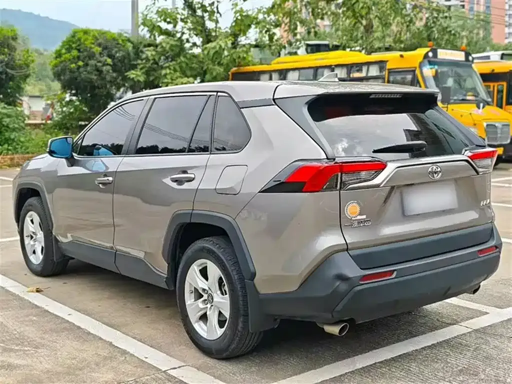 Toyota RAV4 — фото 6