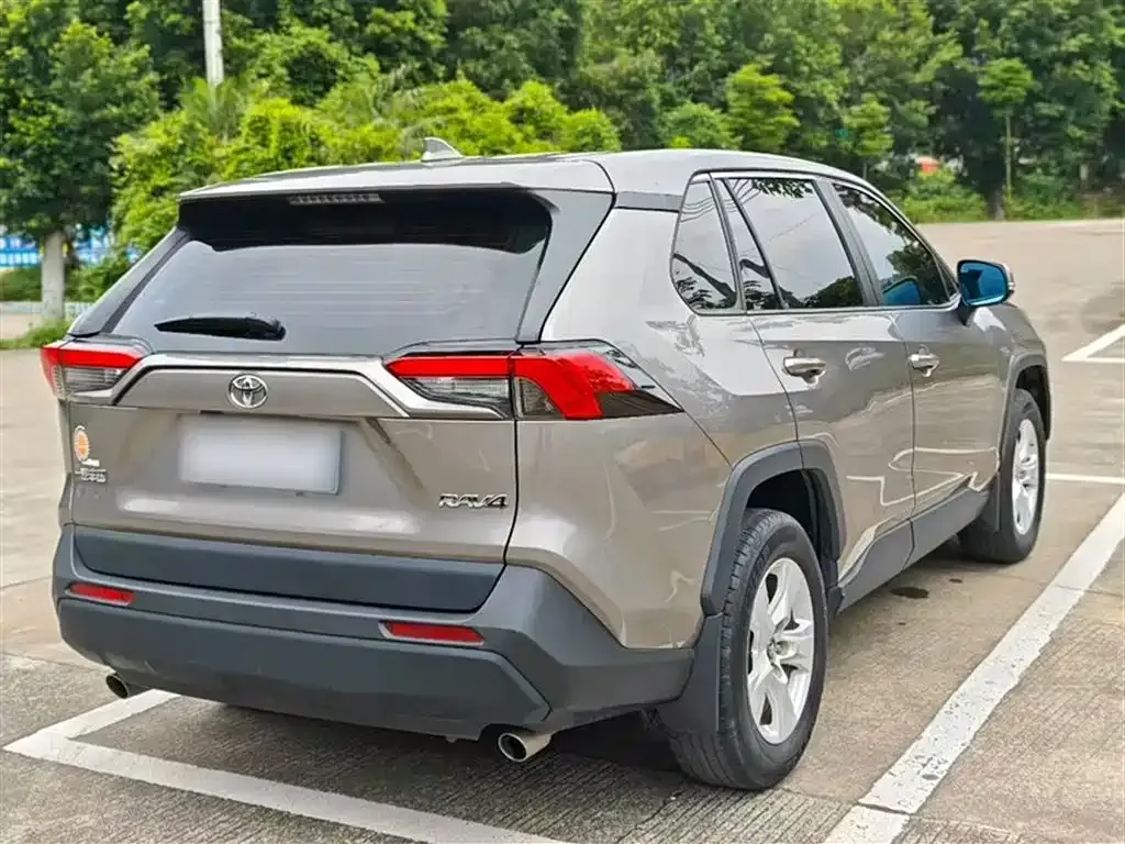 Toyota RAV4 — фото 8