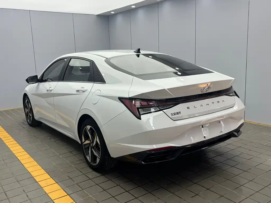 Hyundai Elantra — фото 4