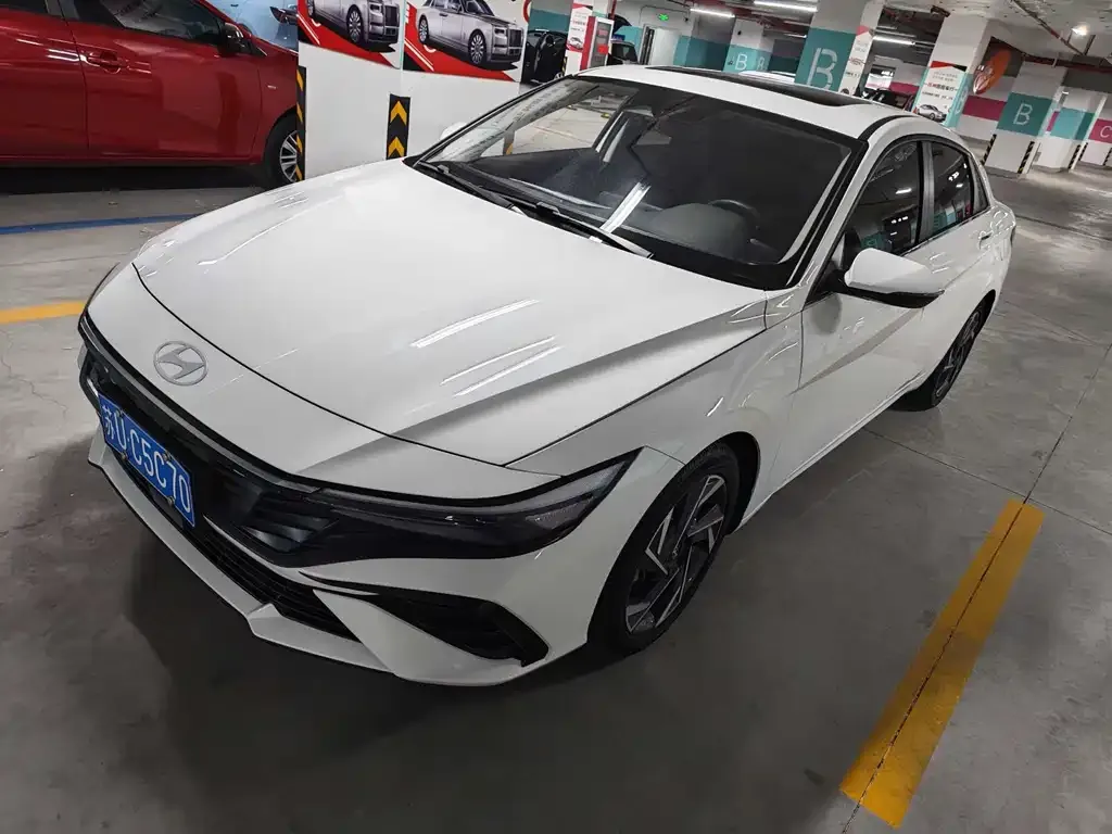 Hyundai Elantra — фото 1