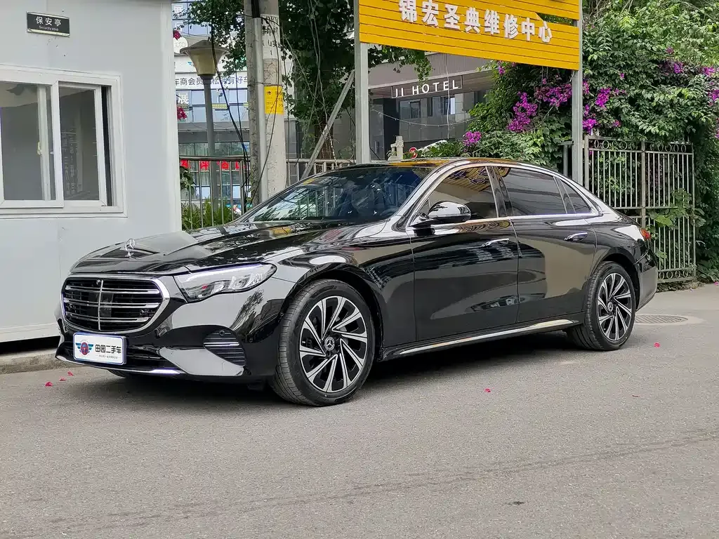 Mercedes-Benz E-Class — фото 1