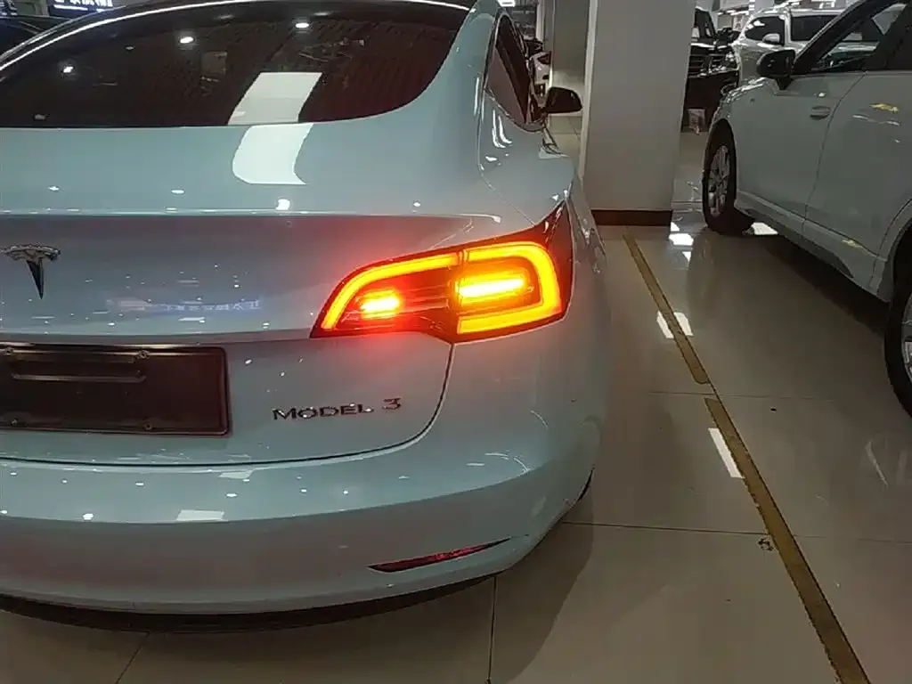 Tesla Model 3 — фото 2