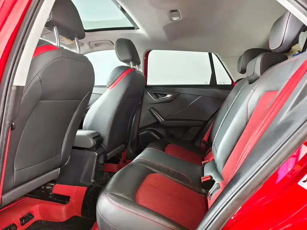 Audi Q2L — фото 8