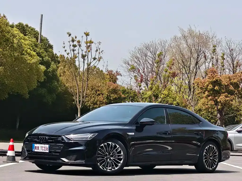Audi A7L — фото 1