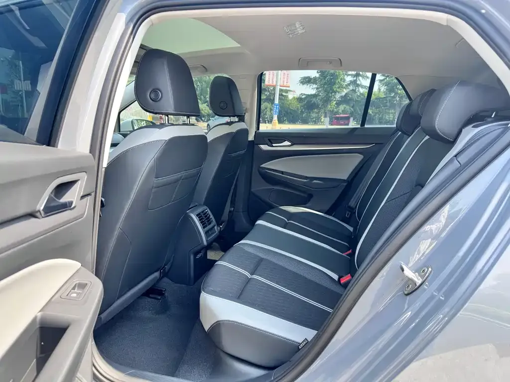 Volkswagen Golf 2025 из CN, фото 4