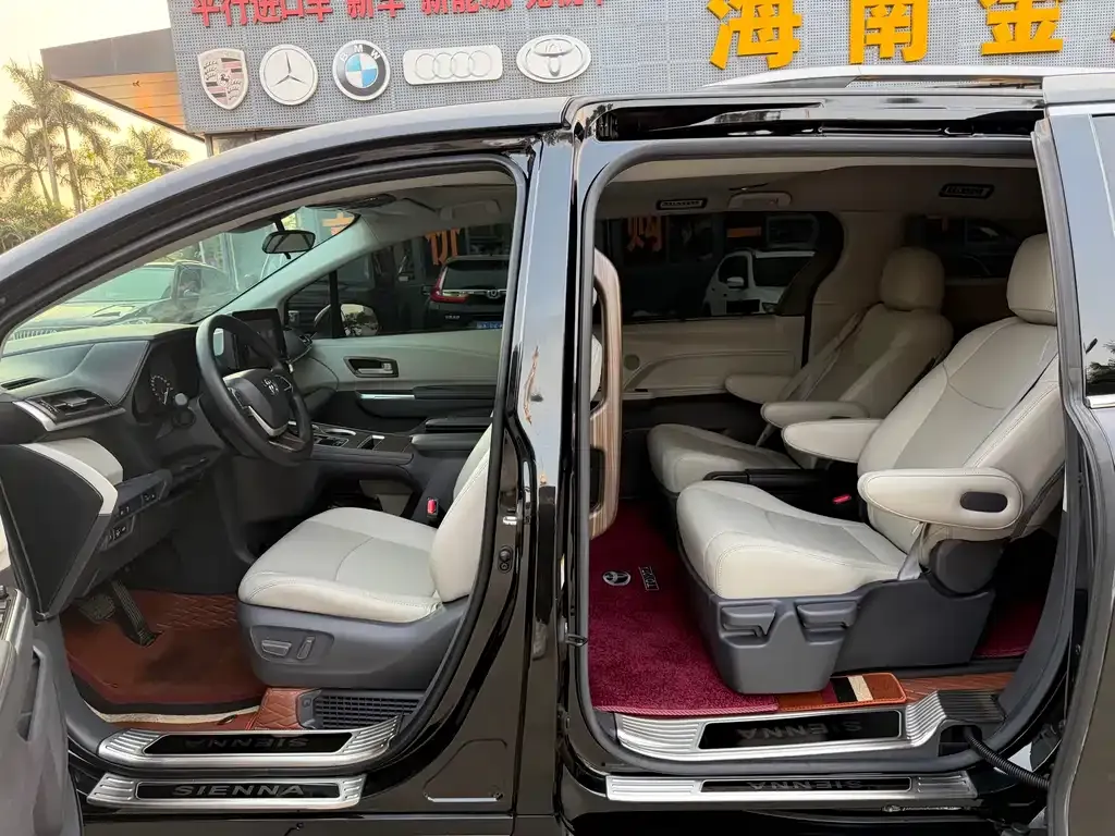 Toyota Sienna 2023 из CN, фото 2