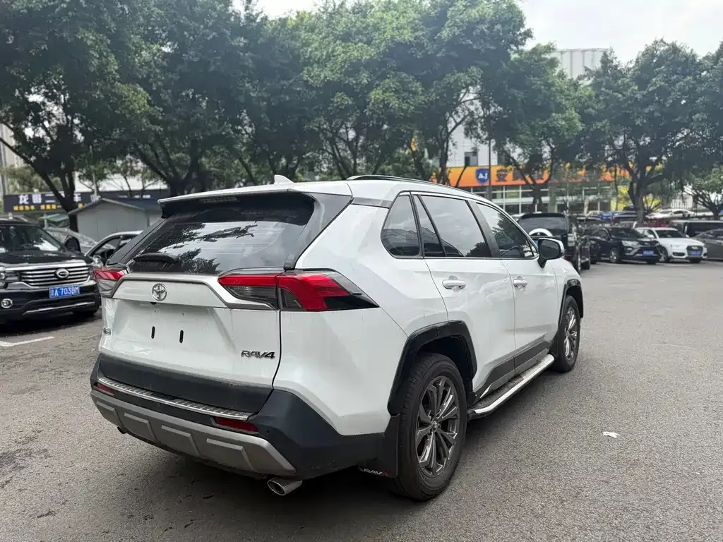 Toyota RAV4 — фото 8