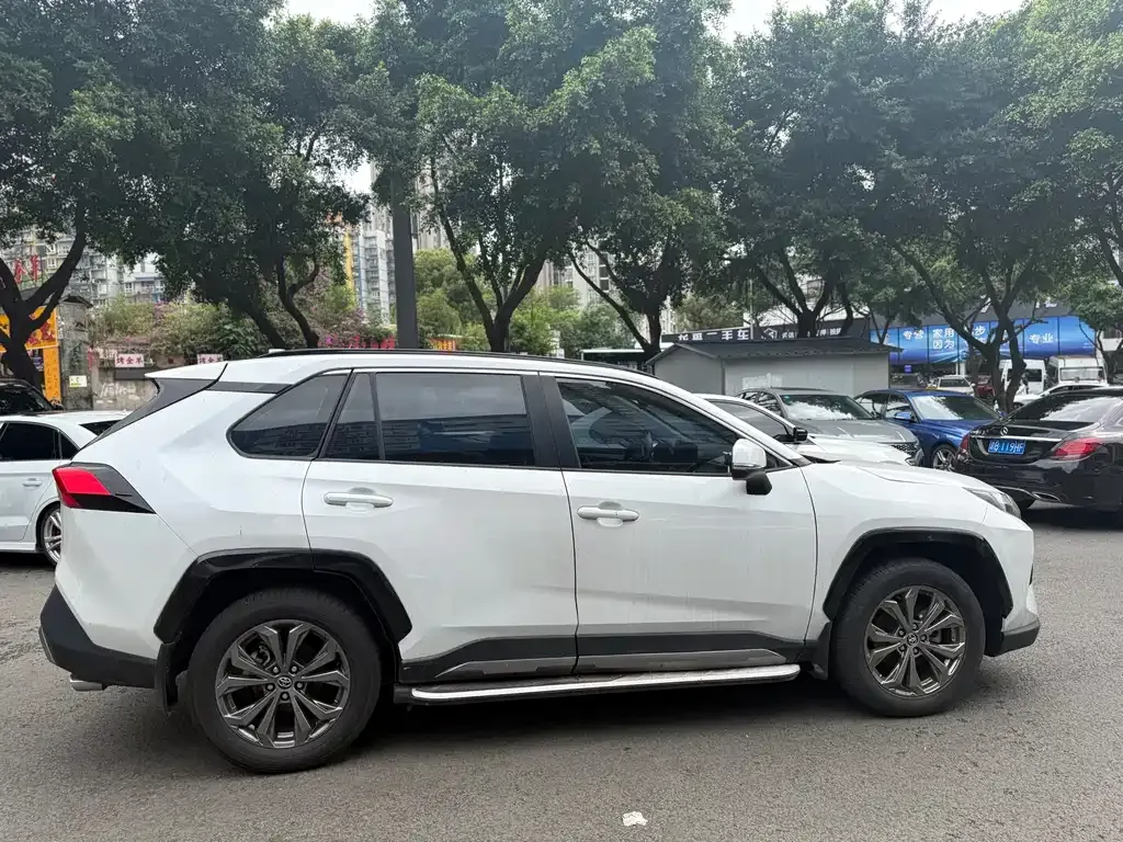 Toyota RAV4 — фото 7