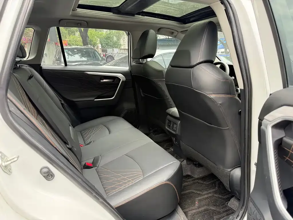 Toyota RAV4 — фото 4