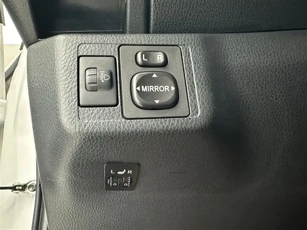 Toyota Yaris L — фото 10
