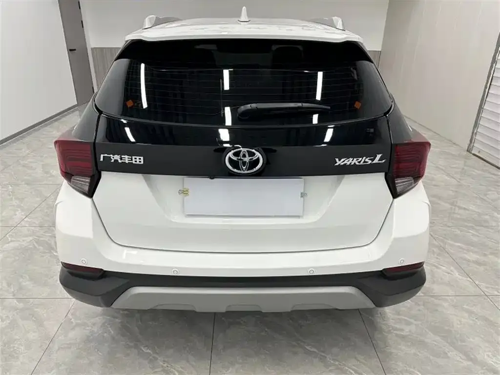 Toyota Yaris L — фото 2