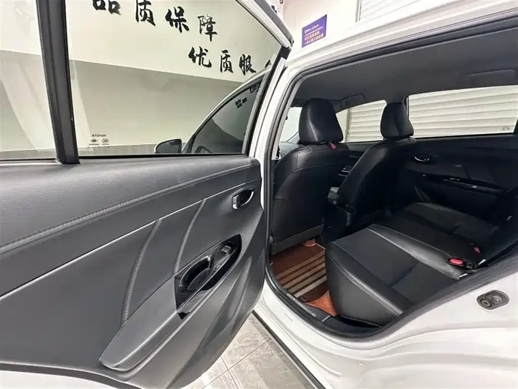 Toyota Yaris L — фото 4